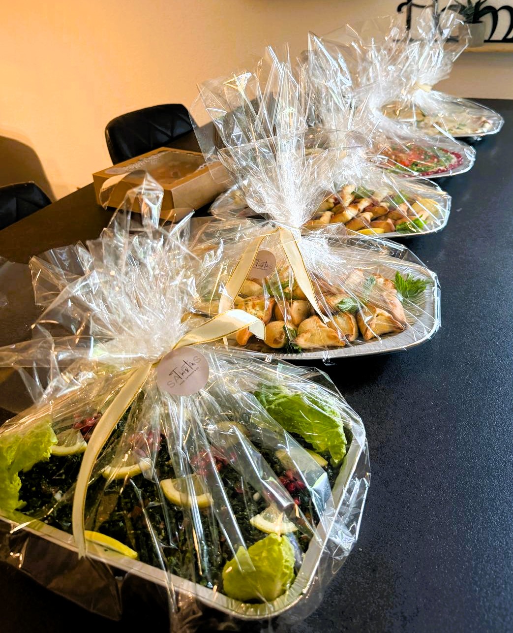 Libanesische Catering-Platte mit Mezze, Hummus, Falafel und frischen Beilagen
