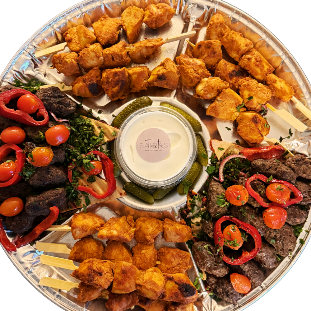 Libanesische Catering-Platte mit Mezze, Hummus, Falafel und frischen Beilagen